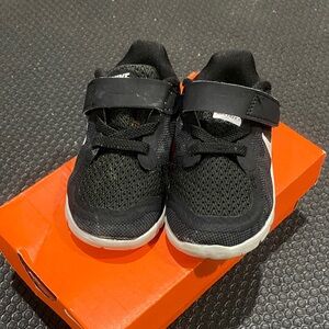 Nike Kids Black and White Sneakers size 4C